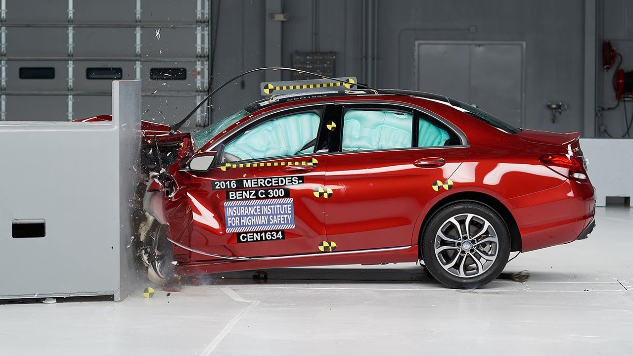 2016 Mercedes-Benz C-Class driver-side small overlap IIHS crash test