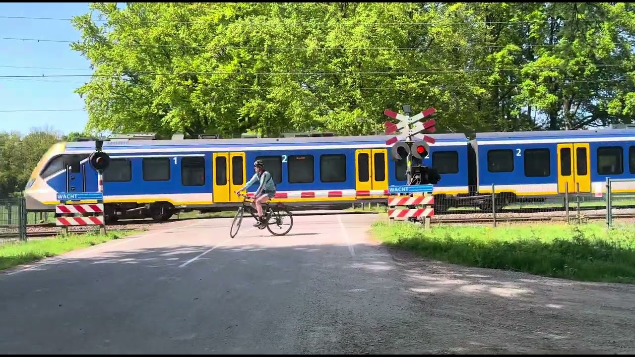 Velp spoorwegovergang/railroad crossing (NL)