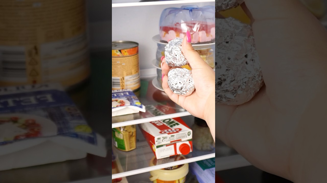 Ich lege zwei Kugeln aus Aluminiumfolie in den K&uuml;hlschrank