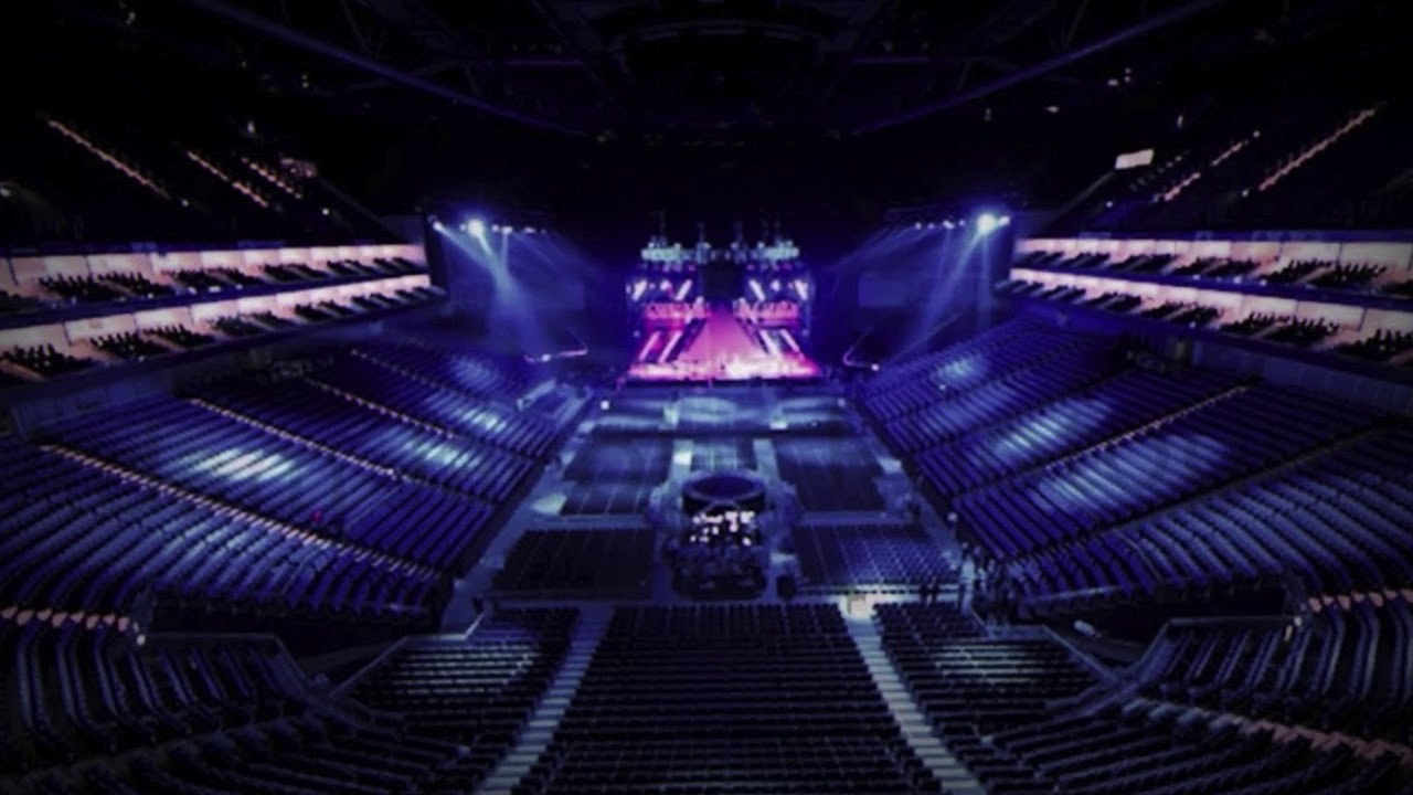 thank u next by Ariana Grande but you're in an empty arena