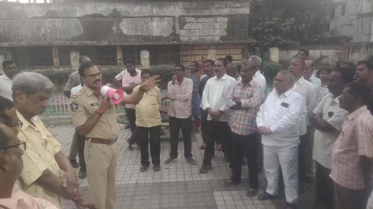 పిఠాపురం సిఐ గారు పోలీసు వారు హెచ్చరిక 