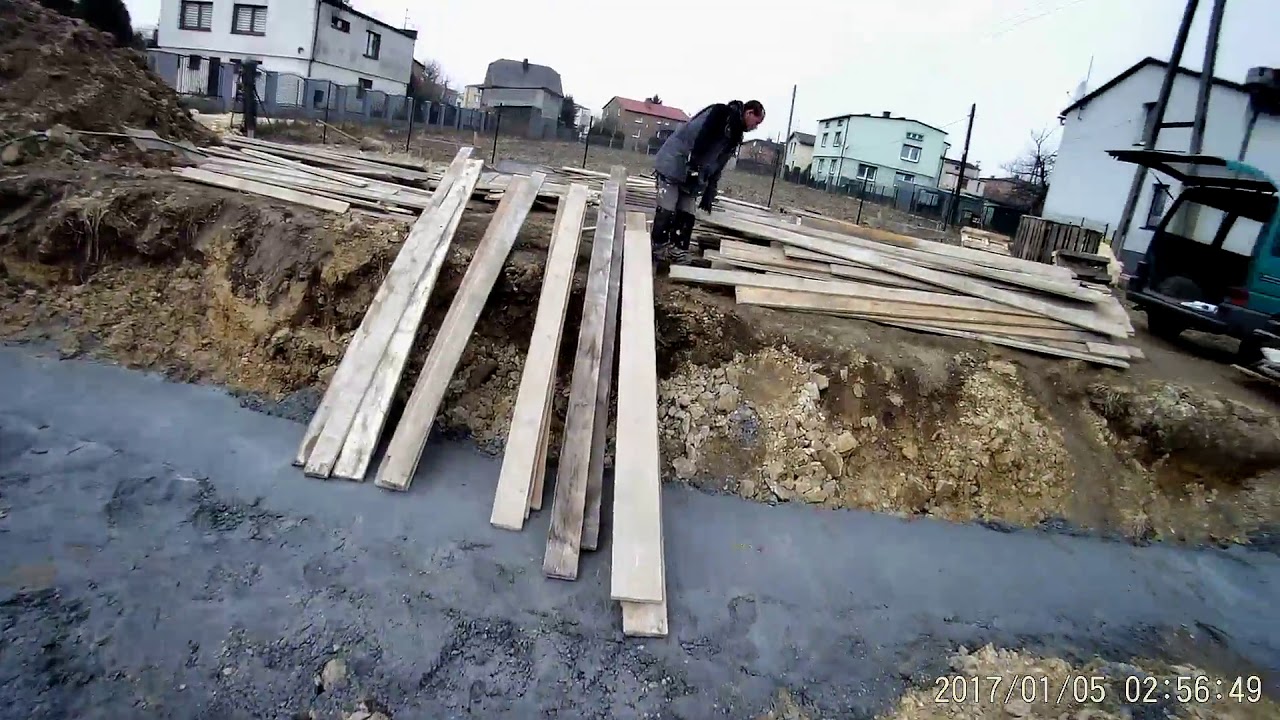 Szalunki skręcanie pod ławy fundamentowe- Zwożenie desek na kolejną budowę