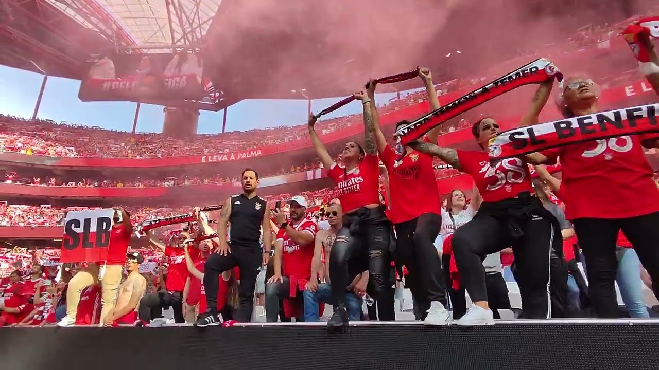 Benfica campeão, 38° título, 2022-2023. Adeptos cantam o hino em ambiente arrepiante