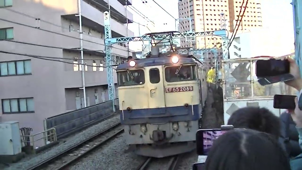 【警笛有り】EF65-2089＋都営12-881F甲種輸送　石川町駅通過シーン