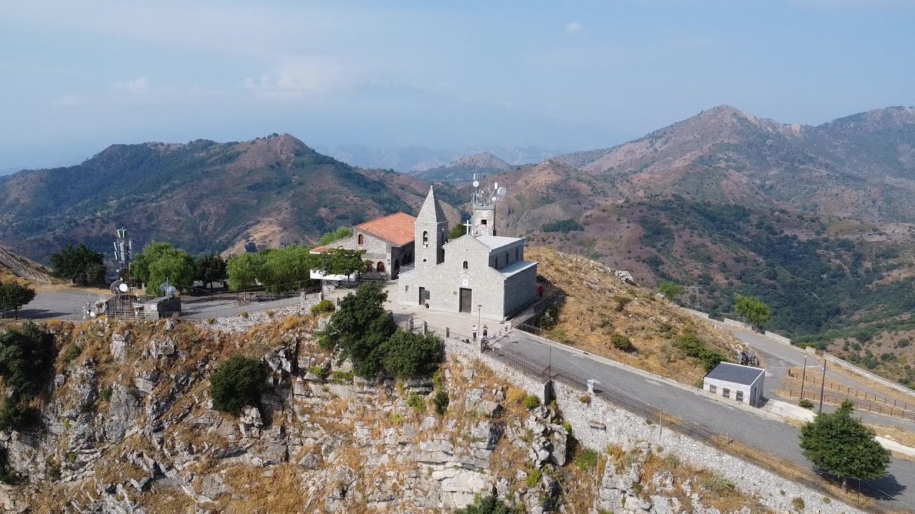 Monte Kalfa, una terrazza sui Peloritani ai confini del cielo