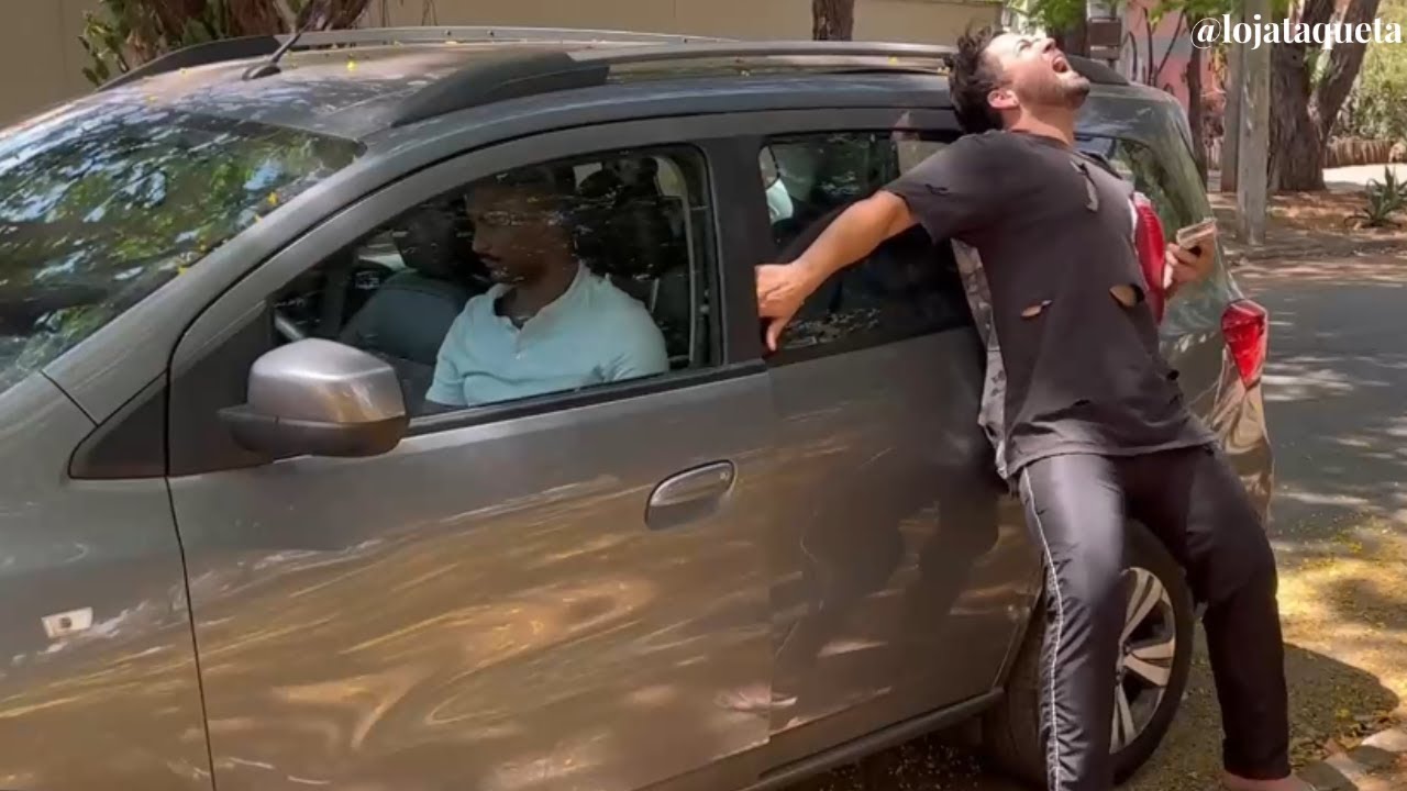 Ele nunca pensou que deixaria de ser um morador de rua graças ao truque desse empresário milionário😱