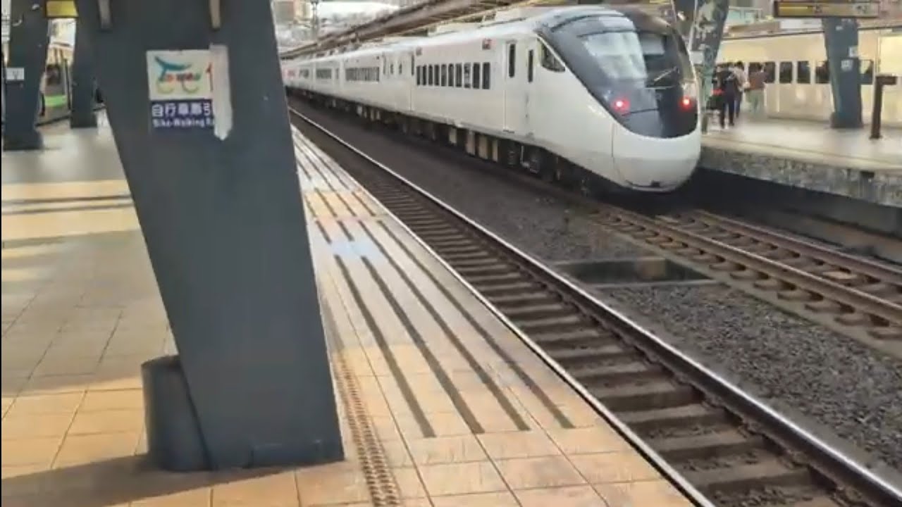408次樹林開往台東的EMU3000型十二輛編組EMU3037皮蛋豆腐騰雲號藍色帶新城際自強號列車，和111次七堵開往枋寮的EMU3000型十二輛編組EMU3034皮蛋豆腐騰雲號綠色帶新城際自強號列車