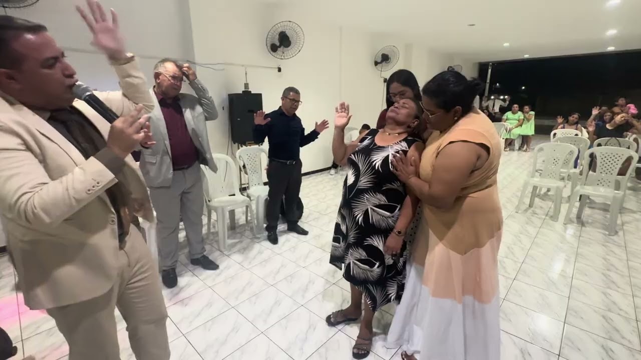PASTOR SÓ INCOSTA A MÃO MULHER JÁ CAI / VEJA DEMÔNIO PEGA MULHER QUANDO O PROFETA COLOCA A MÃO 
