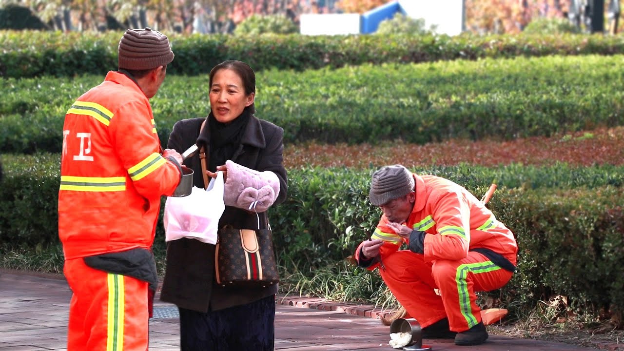 When a sanitation worker accidentally knocks over his humble food on the  street... 当清洁工在街头饭撒了......