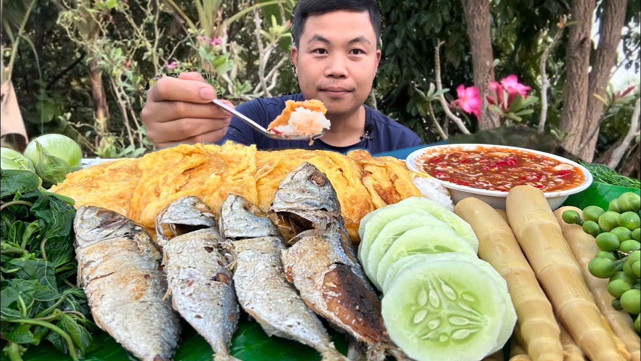 ตำน้ำพริกกะปิ♨️ไข่เจียว♨️ปลาทูทอดกรอบ♨️แกล้มผักสดๆแซบหลายๆเด้อ😋😋😋