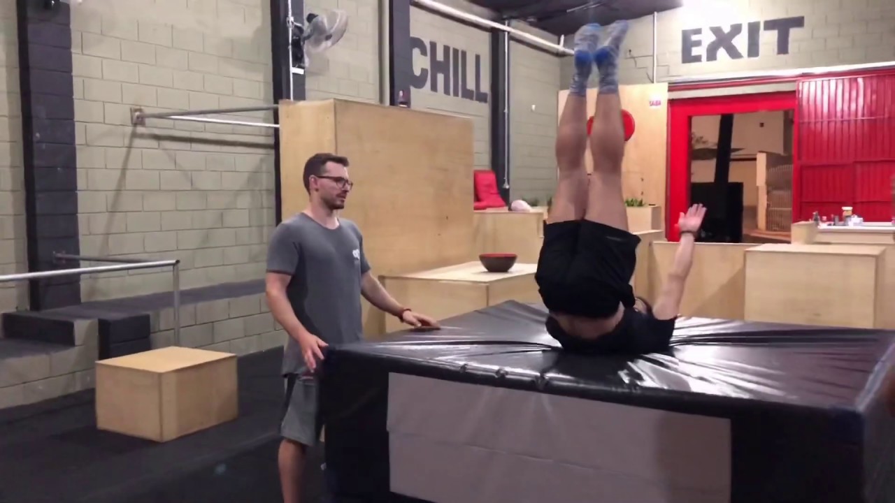 COMO APRENDER BACKFLIP MORTAL DE COSTAS