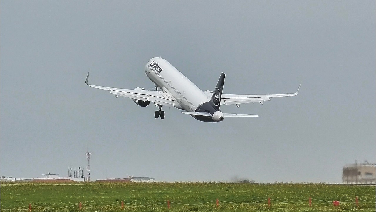Lufthansa A321neo WEIRD Go Around at Lisbon! Floats, Butter Landing… Then Go Around!