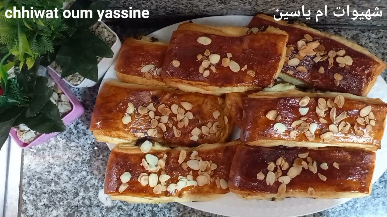 عجينة هشة وقطنية كذووب فالفم مورقة بدون توراق/فطائر بحجم كبير محشوة بكريمة وشكلاطة