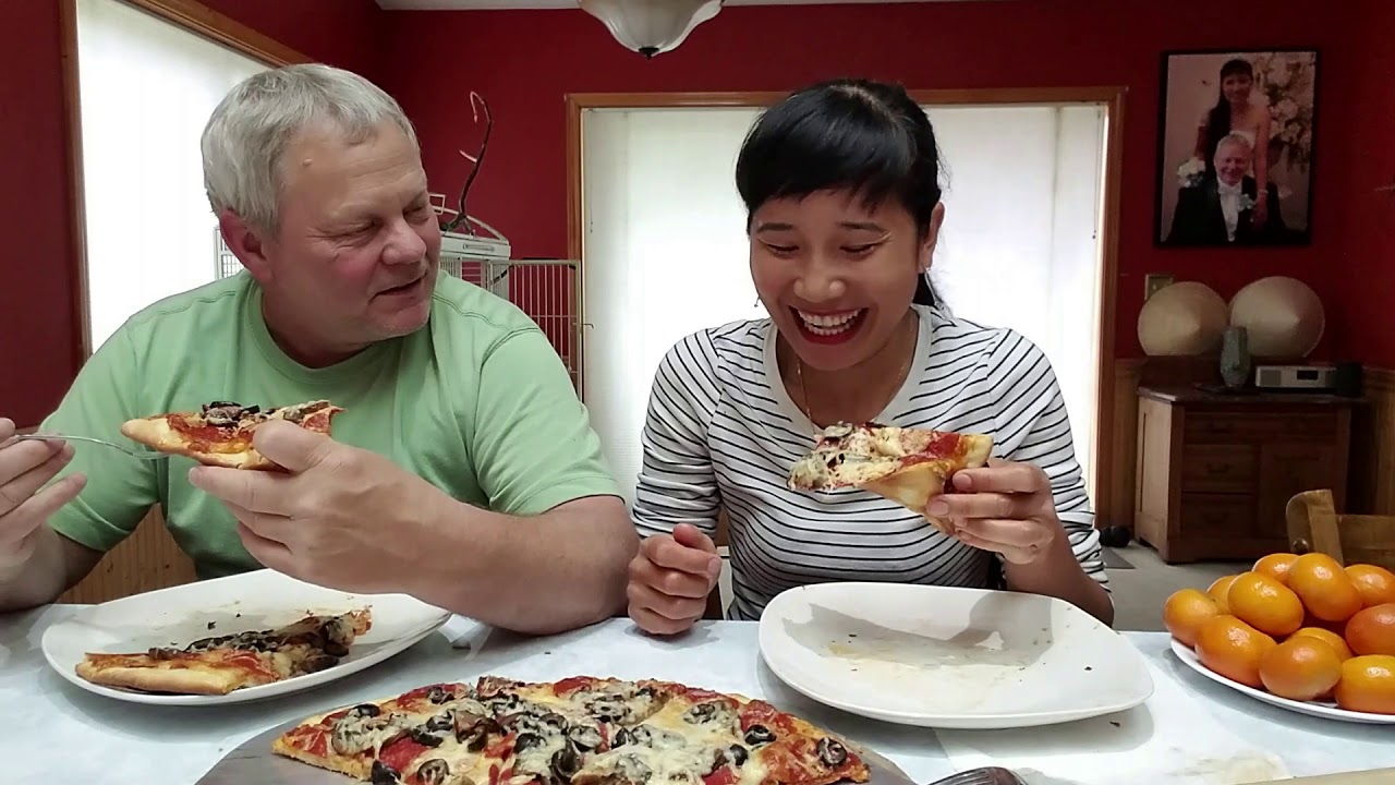 Ăn Bánh Pizza Nhà Làm Cùng Ông Xã 😋😋😋
