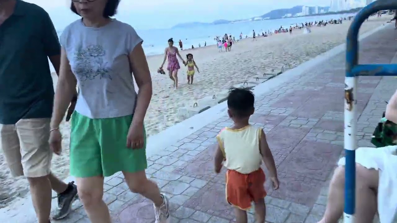 4 minutes of walking on Vietnamese roads, the vibe of a bike in Vietnam 🇻🇳 