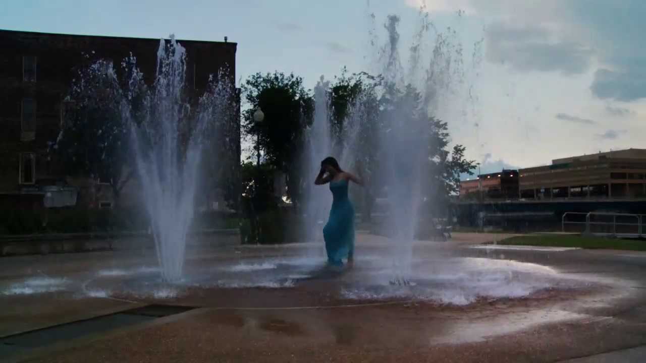 Sow-Mo Fountain Frolic