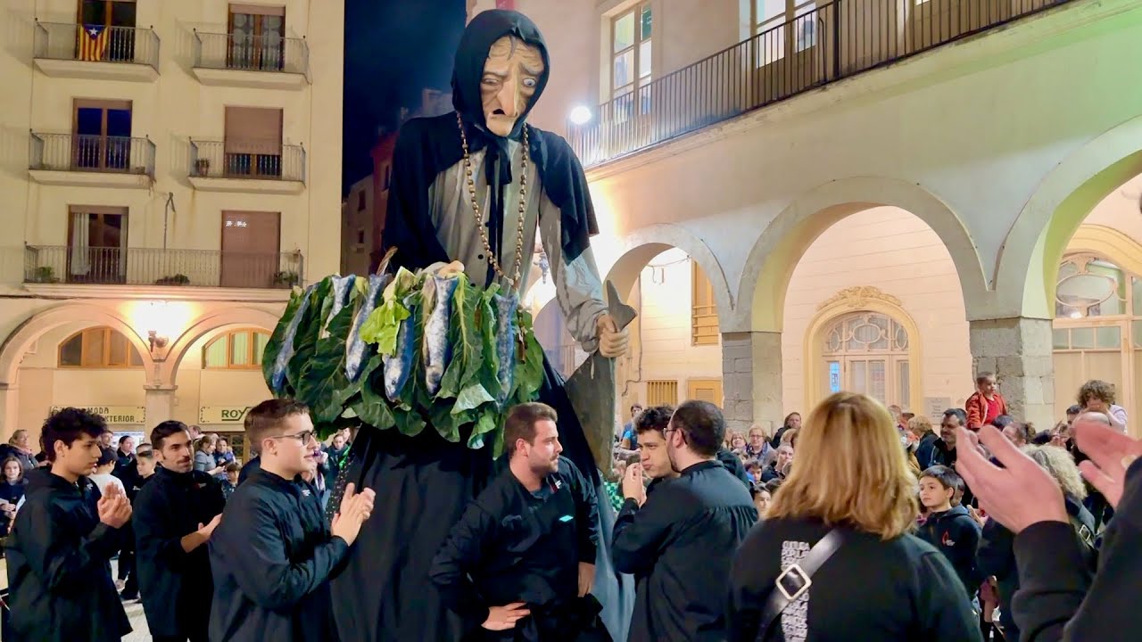 La Geganta Vella Quaresma ha donat 49 voltes, desprès crema despulles Carnestoltes - Episodi nº 4