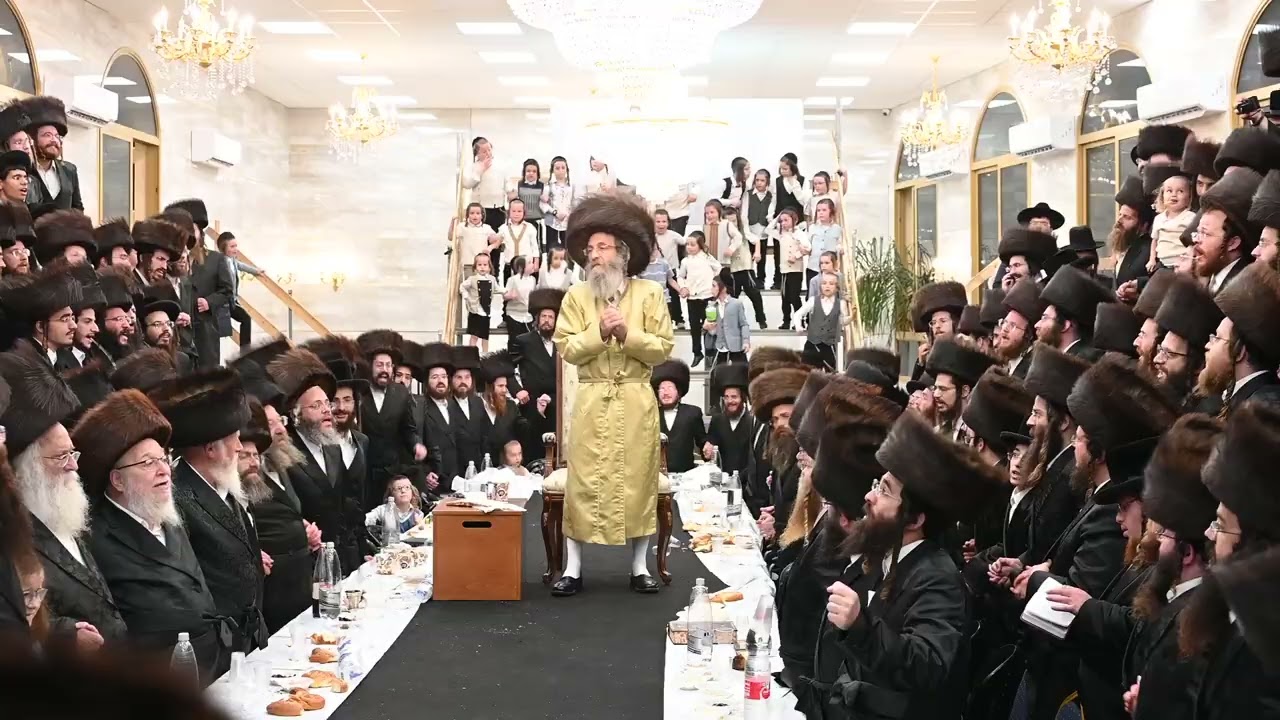 Rav Elimelech Biderman on a Tish with Hassidim Tzanz.רבי אלימלך בידרמן בטיש עם חסידי צאנז. תשפ