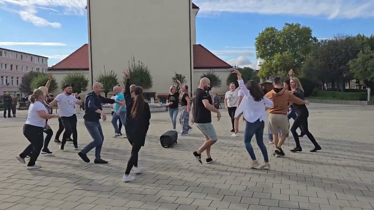 Slovenský Salsa Rueda Flashmob 2024 BANOVCE NAD BEBRAVOU (oficiáne video)