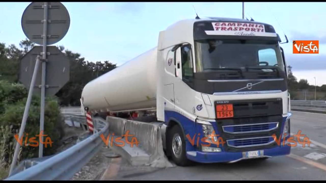 Potenza, autocisterna si incaglia alla svincolo: traffico in tilt per ore
