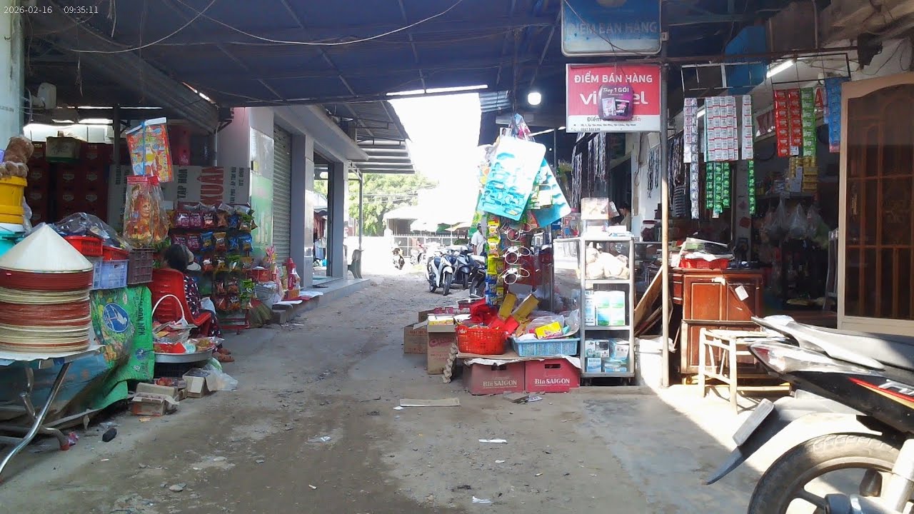 Khung cảnh buôn bán vắng khách chợ Tân Phú