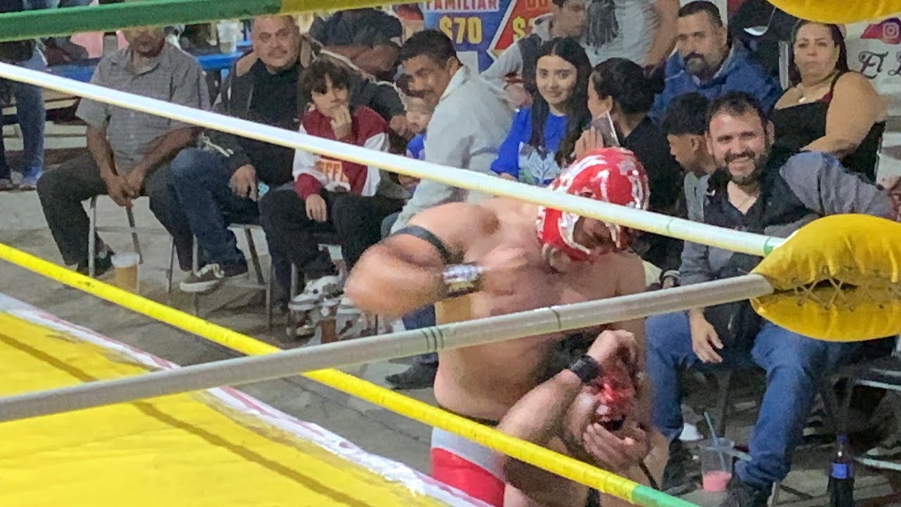 Angel Azteca Jr vs Cavernario Galindo Jr, cabellera de Los aficionados en juego. 