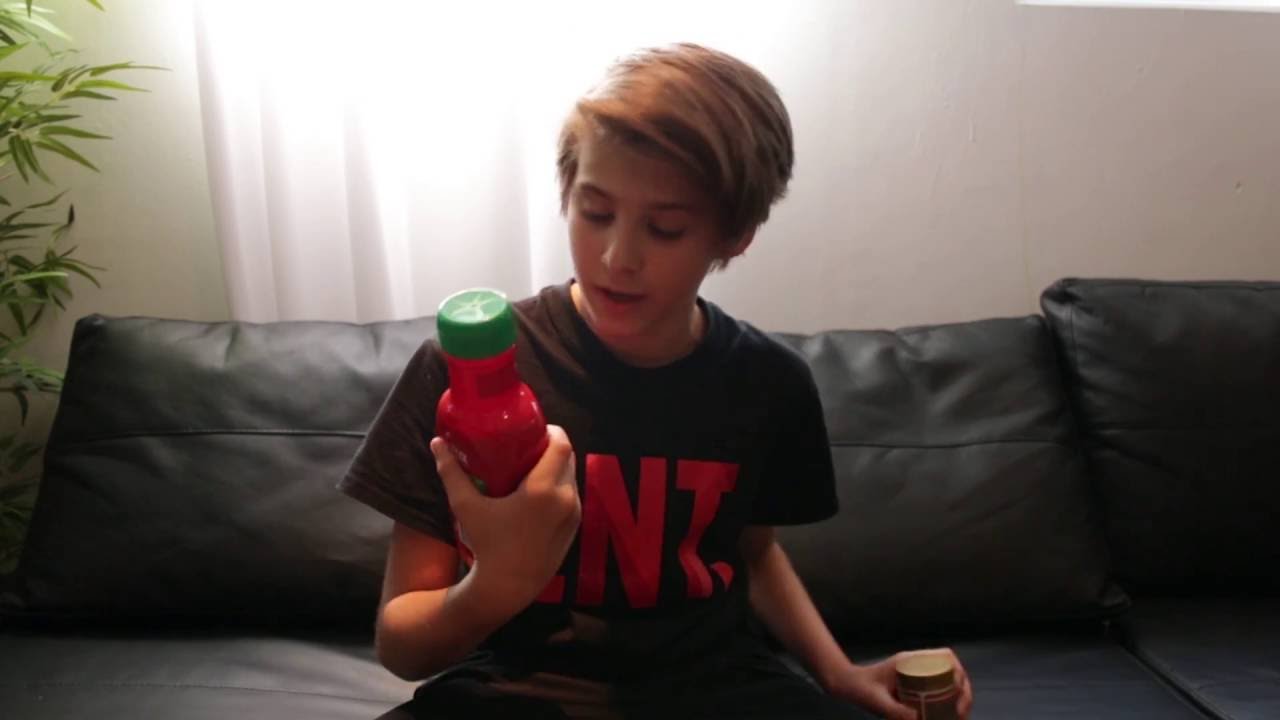 Liam Pitts prankar Laila Bagge med ketchup