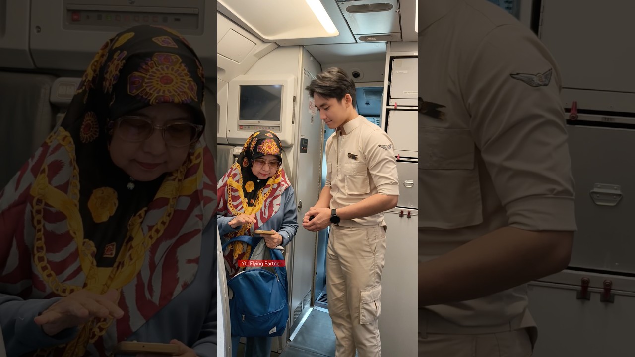 Pramugara Ganteng Super Air Jet Menyambut Penumpang Boarding