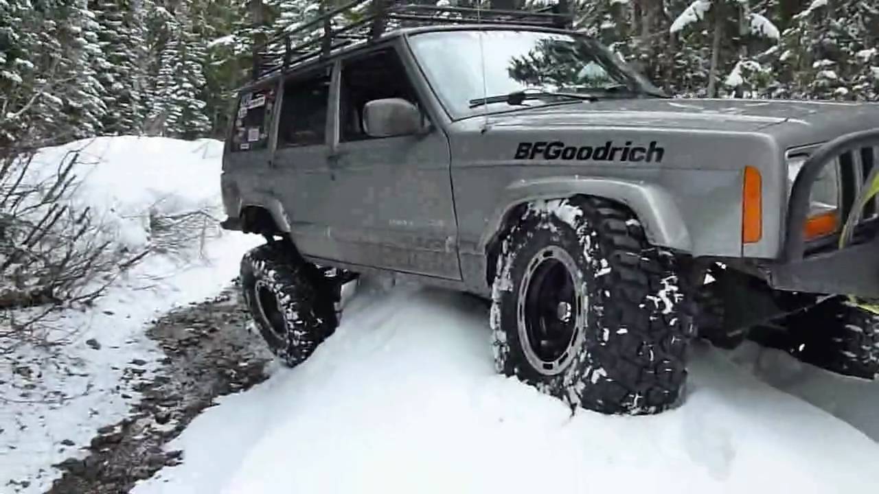lifted Jeep Cherokee Snow Run to Elk Lake in Oregon