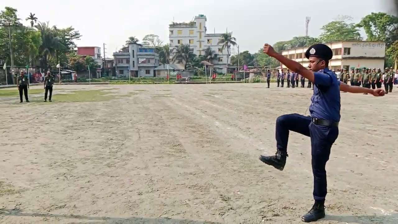 প্যারেড গ্রাউন্ডে  মাঠ পার্স ও মাঠ ত্যাগ করছেন
