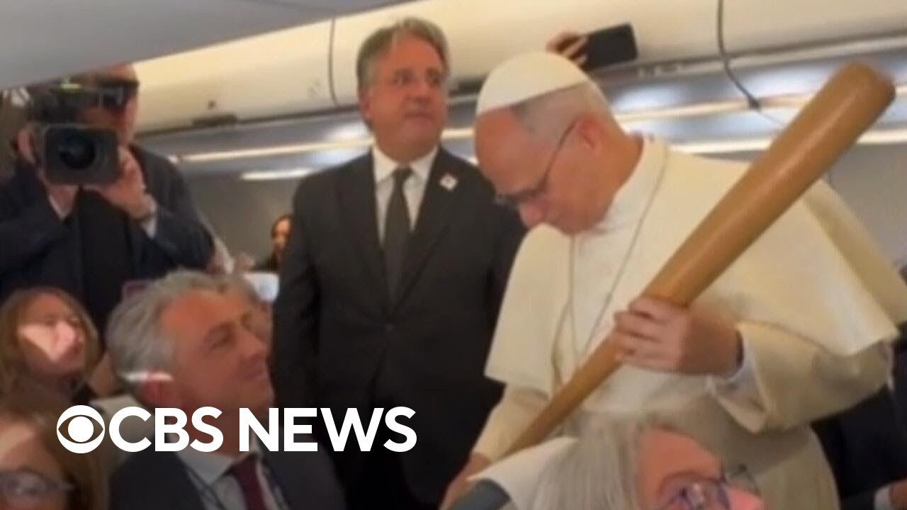 CBS News correspondent surprises Pope Leo with White Sox baseball bat gift