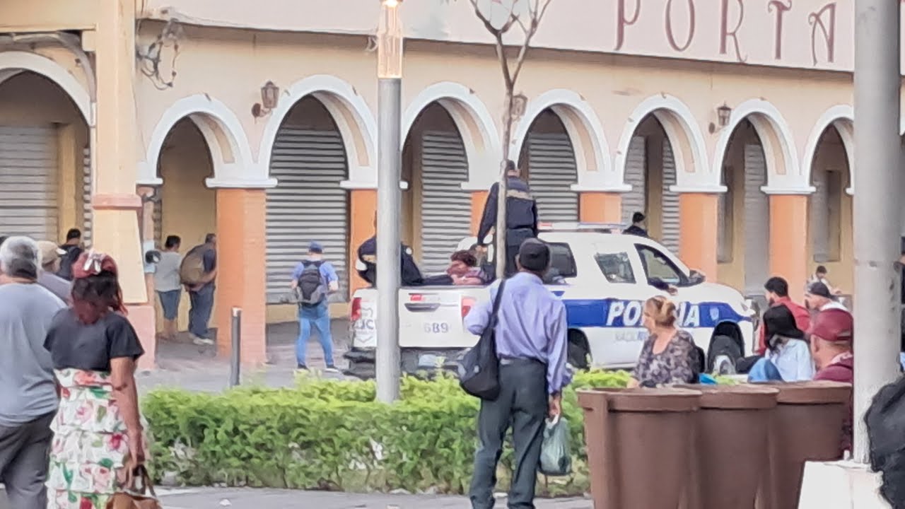 bueno se llevan a la colocha los policías Por pegarle a la niña tan chiquito incluso también a 🇸🇻🇸🇻🫣