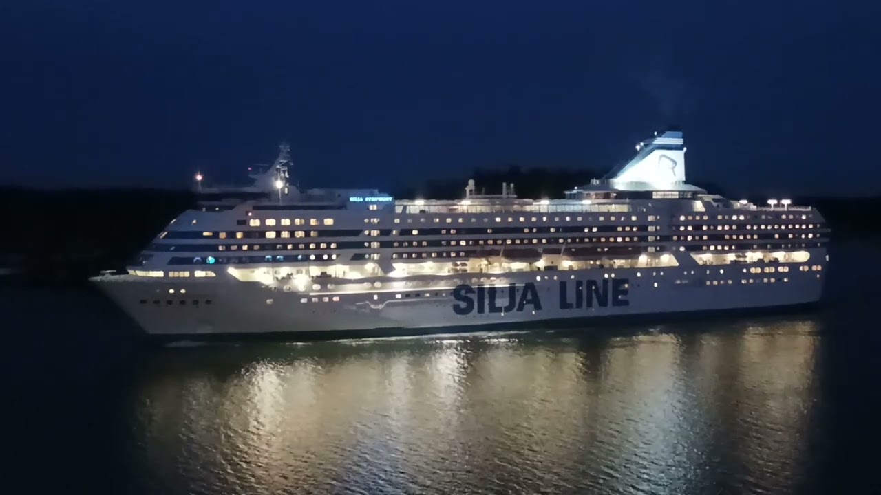 Silja Symphony ja Viking Glory tervehtivät toisiaan
