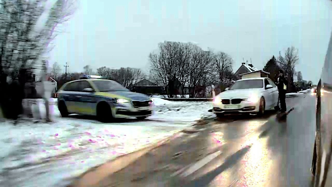 Niecierpliwy idiota w BMW jedzie na zderzaku i dostaje nauczkę.