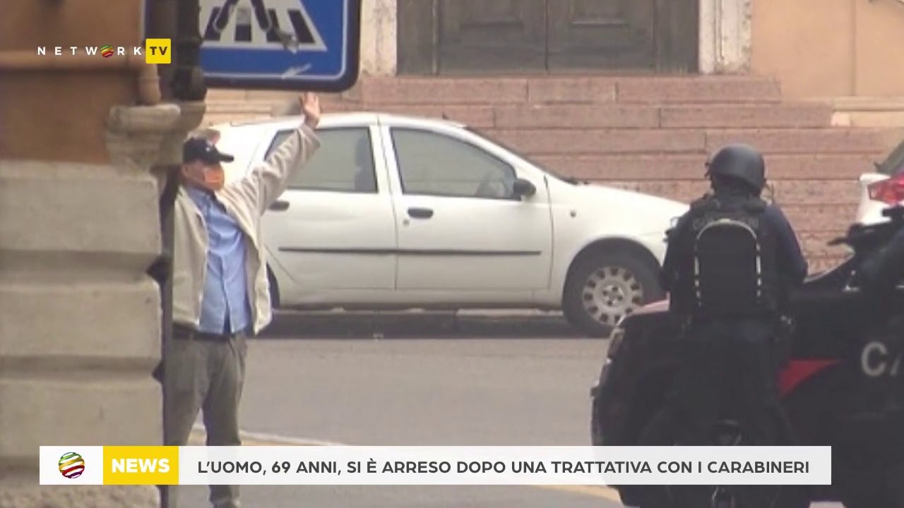 Si barrica in casa armato, arrestato