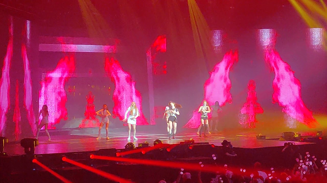 190526 BLACKPINK - PLAYING WITH FIRE (불장난) @Zenith de Paris