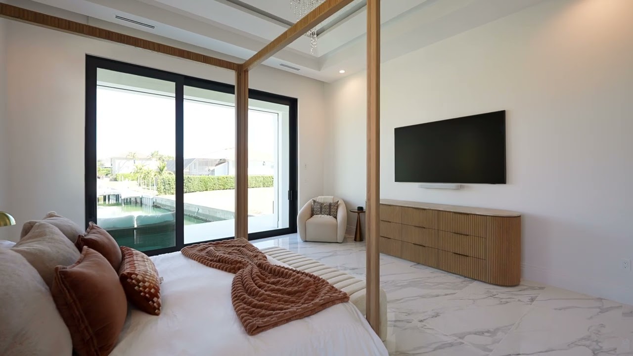 EXCLUSIVE WATERFRONT LISTING661 Amber Dr Marco Island