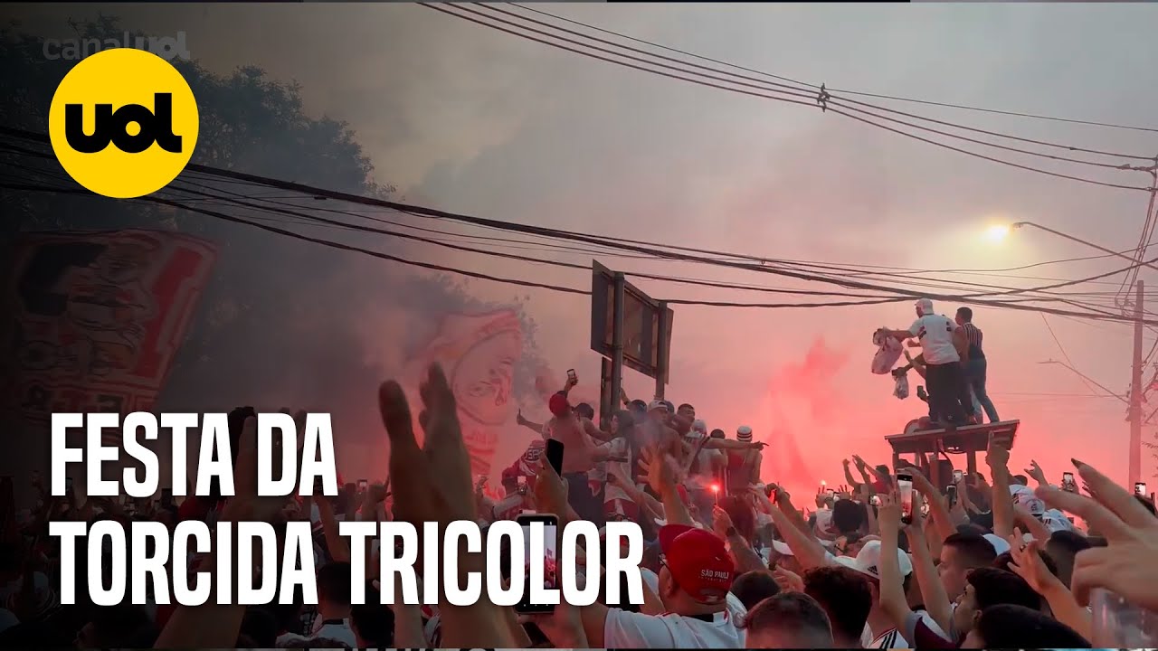 TORCIDA DO SÃO PAULO FAZ FESTA NA CHEGADA DO TIME NO MORUMBI ANTES DE JOGO CONTRA O CORINTHIANS