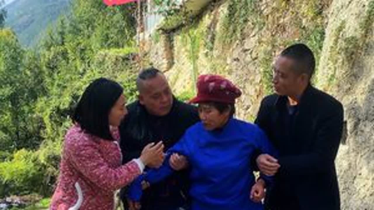 老人该谁养 “你养我小，我养你老”，曾是心底的温柔坚守，如今却在现实中飘摇。后人住洋房与老人住猪圈的鲜明对比，刺痛双眼。养儿防老竟成疑问，令人唏嘘。但别灰心，社会在努力，养老体系渐完善，自我储备...