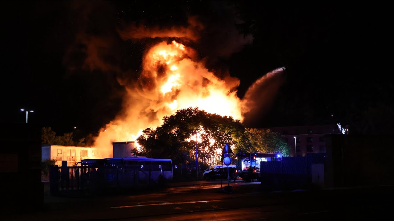 Mainz-Mombach - Einsatzkräfte kämpfen gegen Flammen