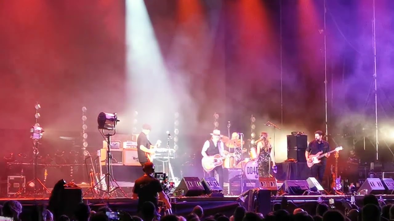 Duncan Dhu con Marina Iñesta - Esos Ojos Negros. Santander Music 2025. 3/3