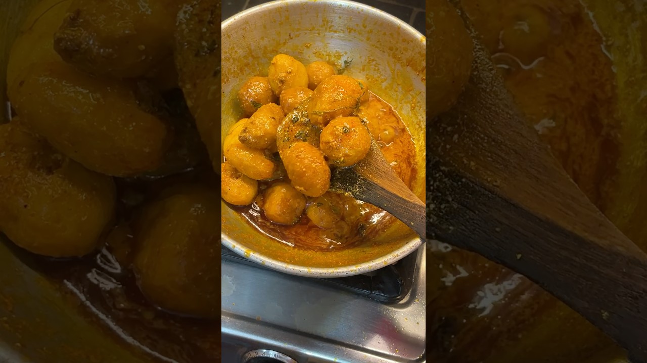 *Authentic recipe कश्मीरी पंडितों की रसोई से 😍#dumaloo #dailyvlog #cooking #shorts @POOJAVLOGS-w5s