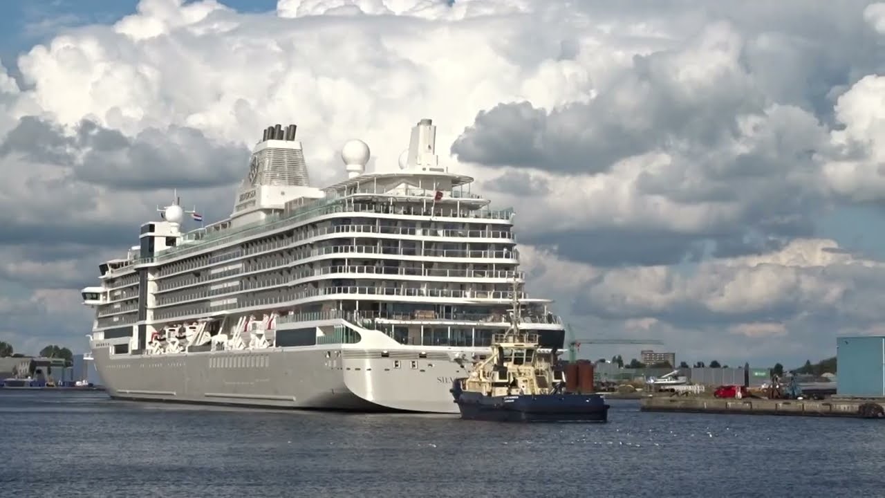 Aankomst nieuw cruiseschip Silver Nova in de Coenhaven Amsterdam