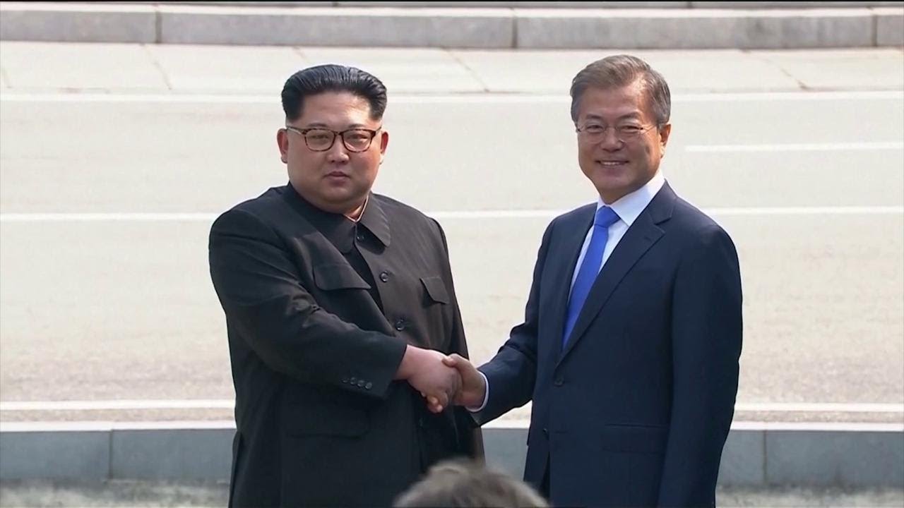 Coree, al via l'incontro tra Kim e Moon: la stretta di mano è in entrambi i paesi
