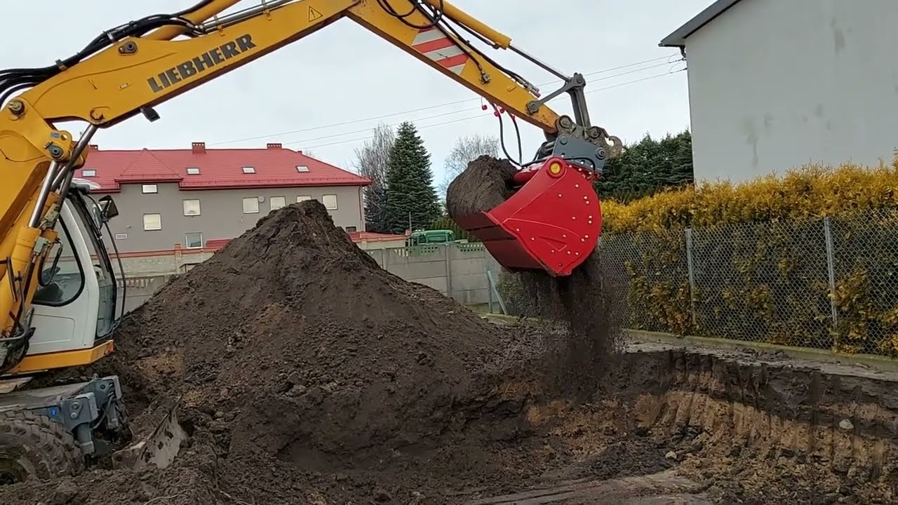 Łyżka przesiewająca Rotastar RS10-20 - Przesiewanie ziemi na koparce kołowej Liebherr