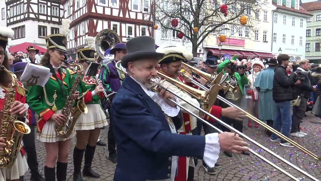 Närrisches Treiben mit der Randstaatenkapelle, den Fahnenträgern und Tollitäten auf dem Buttermarkt