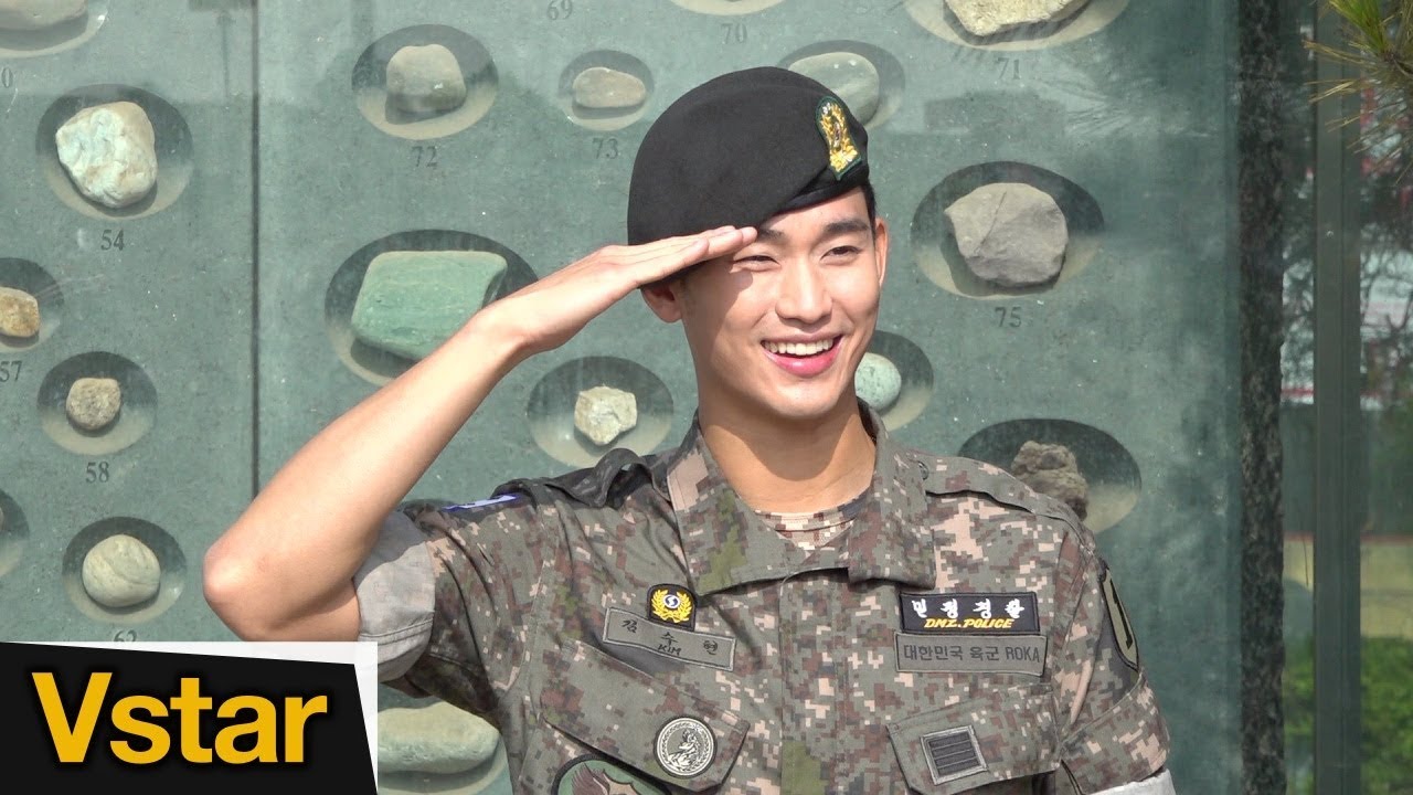 특급전사 수색대 병장 김수현 KIM SOO HYUN의 민간인 미소