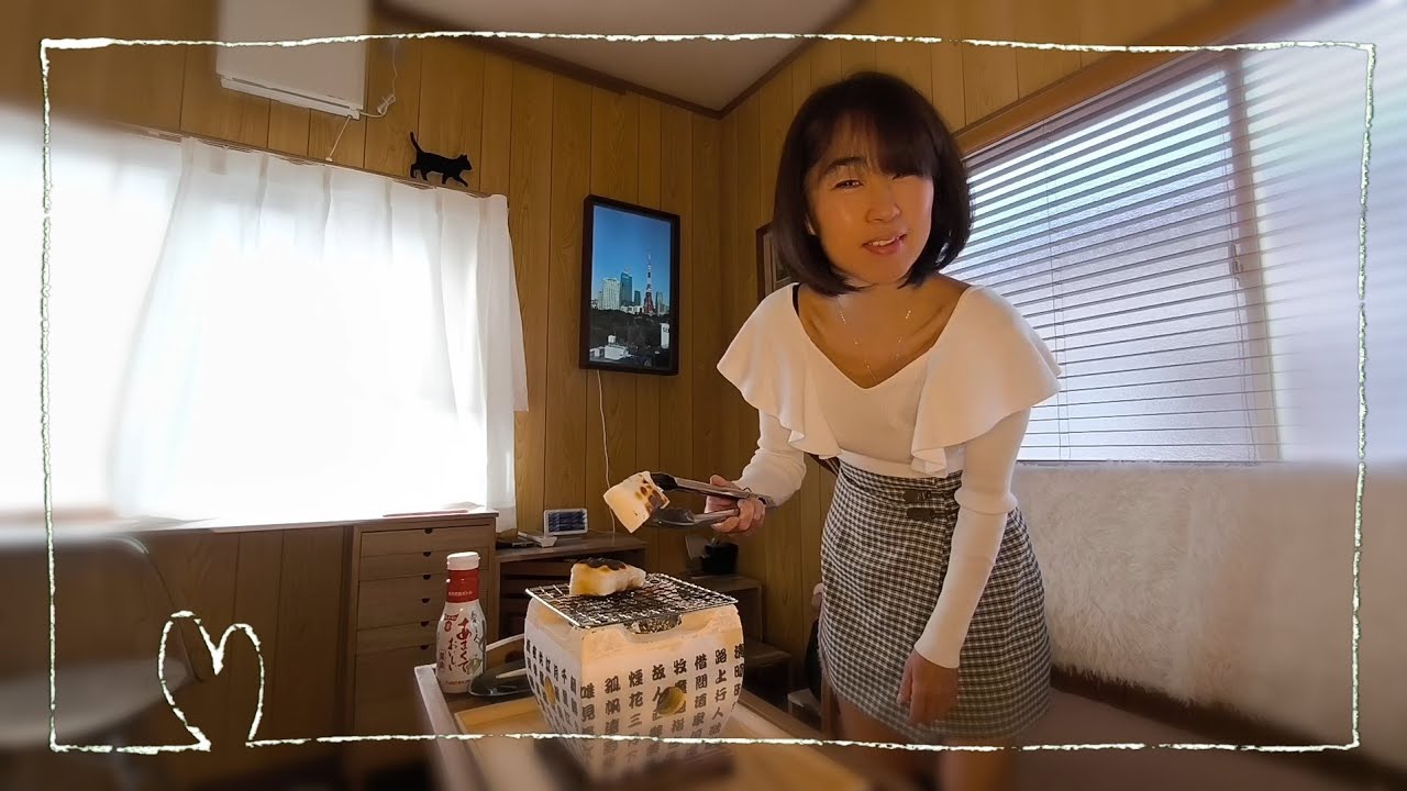 炭火で焼いたお餅を食べる