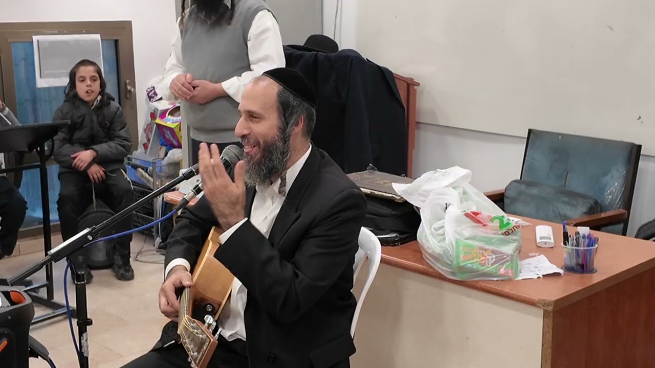 הרב אהרן לוי בפעילות לילדים עם ניגונים כולל הכנה לפורים מפרשת תרומה תשפ''ו