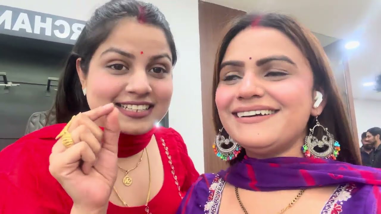 आ गई फुल फ़ैमिली एक साथ शोरूम पर 
